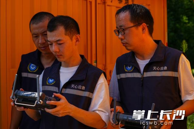 此次演练模拟了山林突发火灾的场景。