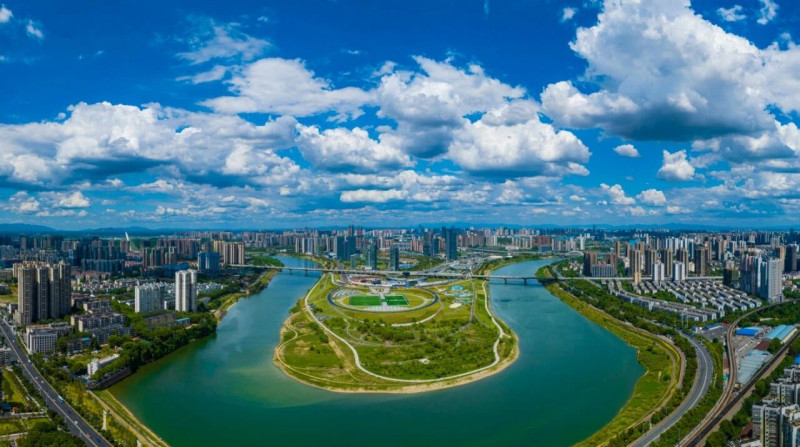 马栏山美丽的“v”形湾航拍。在这方创新沃土，文化与科技融合成就“中国v谷”。园区供图