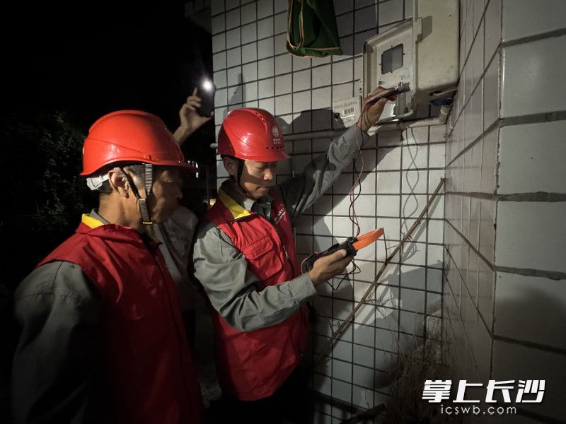 “电雷锋”展开故障排查和应急处置。安沙供电所供图