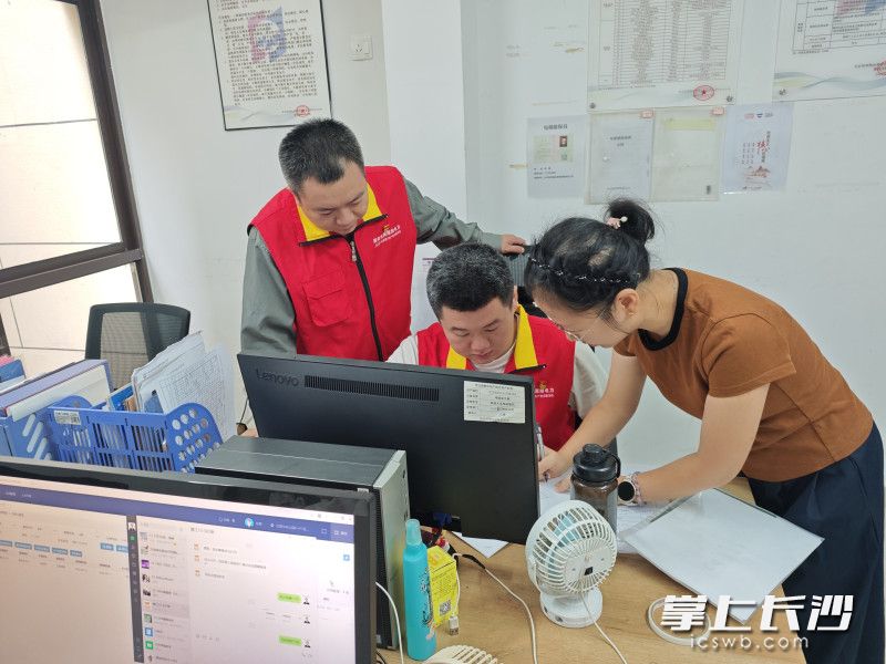 “电雷锋”进社区，为客户开启绿色通道办理充电桩电表新装业务。均为长沙晚报通讯员 张雅 供图