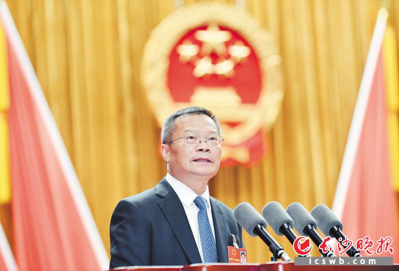 在长沙市第十五届人民代表大会第五次会议上，胡忠雄作《政府工作报告》。长沙晚报全媒体记者 周柏平 摄