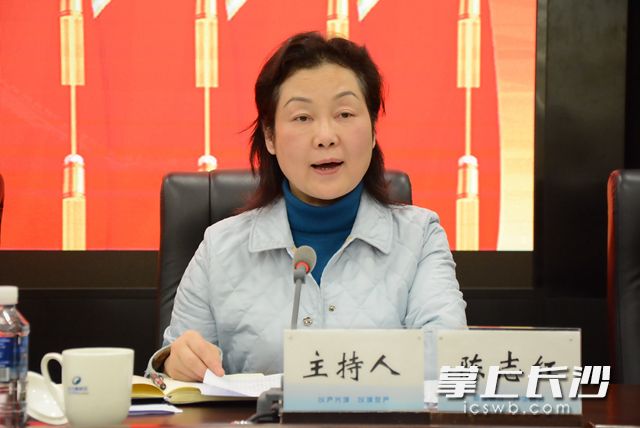 高新区党工委副书记陈志红主持会议。李立婷 摄