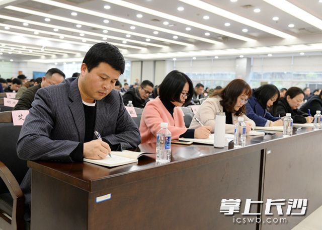 与会人员认真聆听会议部署要求。李立婷 摄