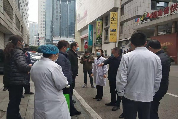 图为刘镜在一线督导检查疫情防控工作