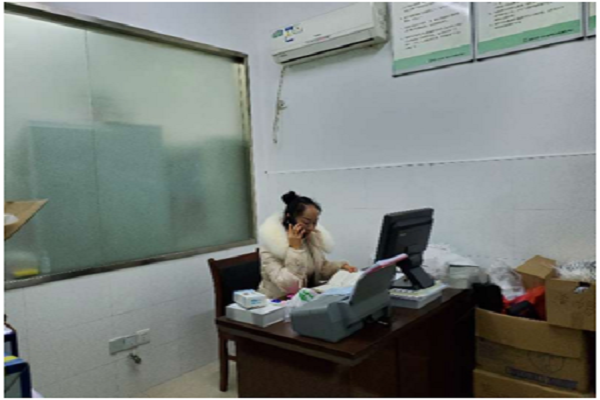 图为唐芳深夜在办公室接听医疗援助的电话