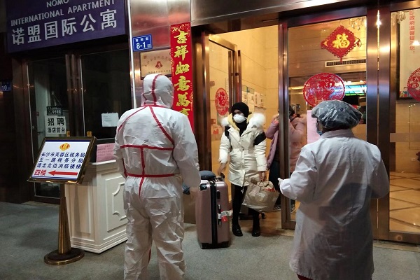 图为社区工作人员赶赴酒店转移外籍人员