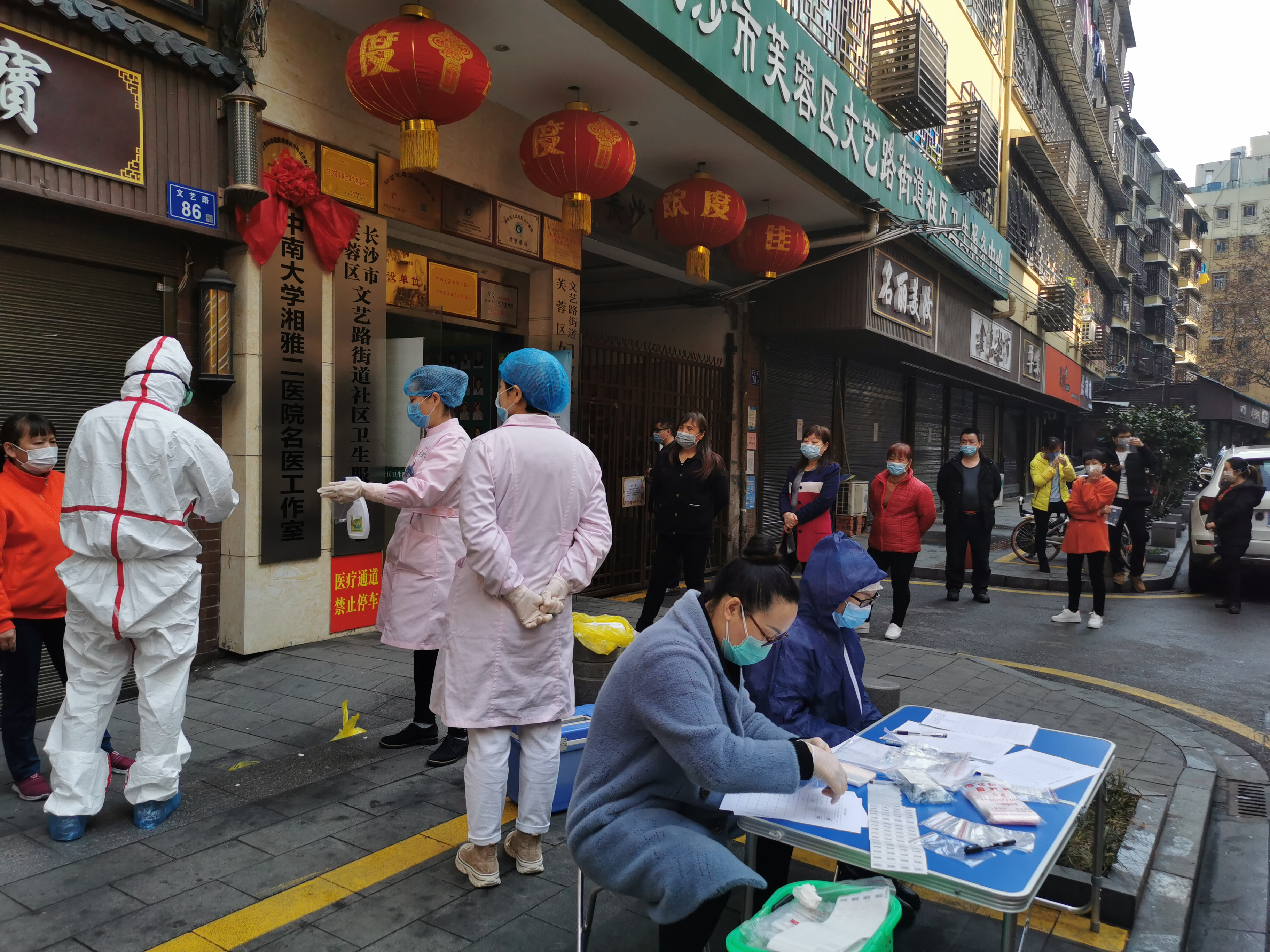 中心工作人员为重点人群采咽拭子