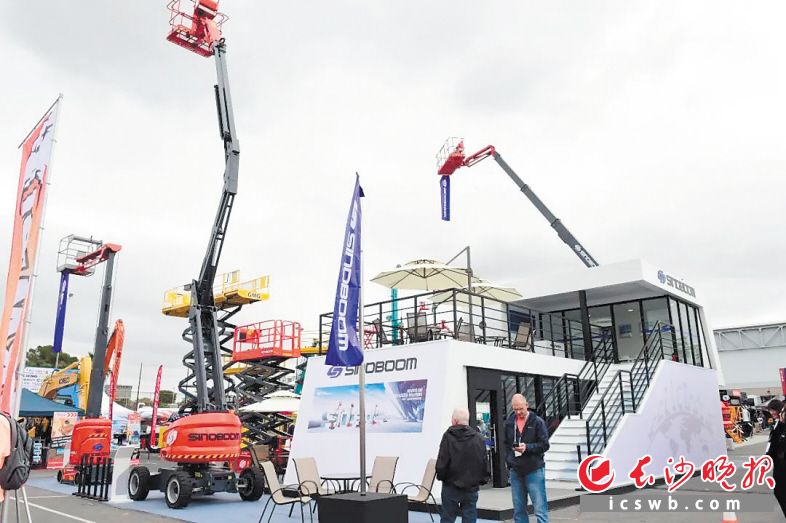 宁乡高新区企业星邦重工的产品在10日开始的美国拉斯维加斯国际工程机械展上展出。长沙晚报通讯员 王慧 摄