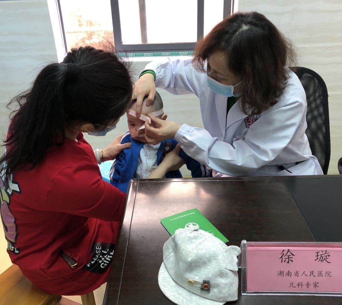 儿科专家徐璇给居民看诊