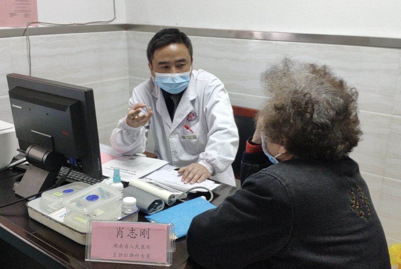 直肠肛肠科专家肖志刚为居民看诊