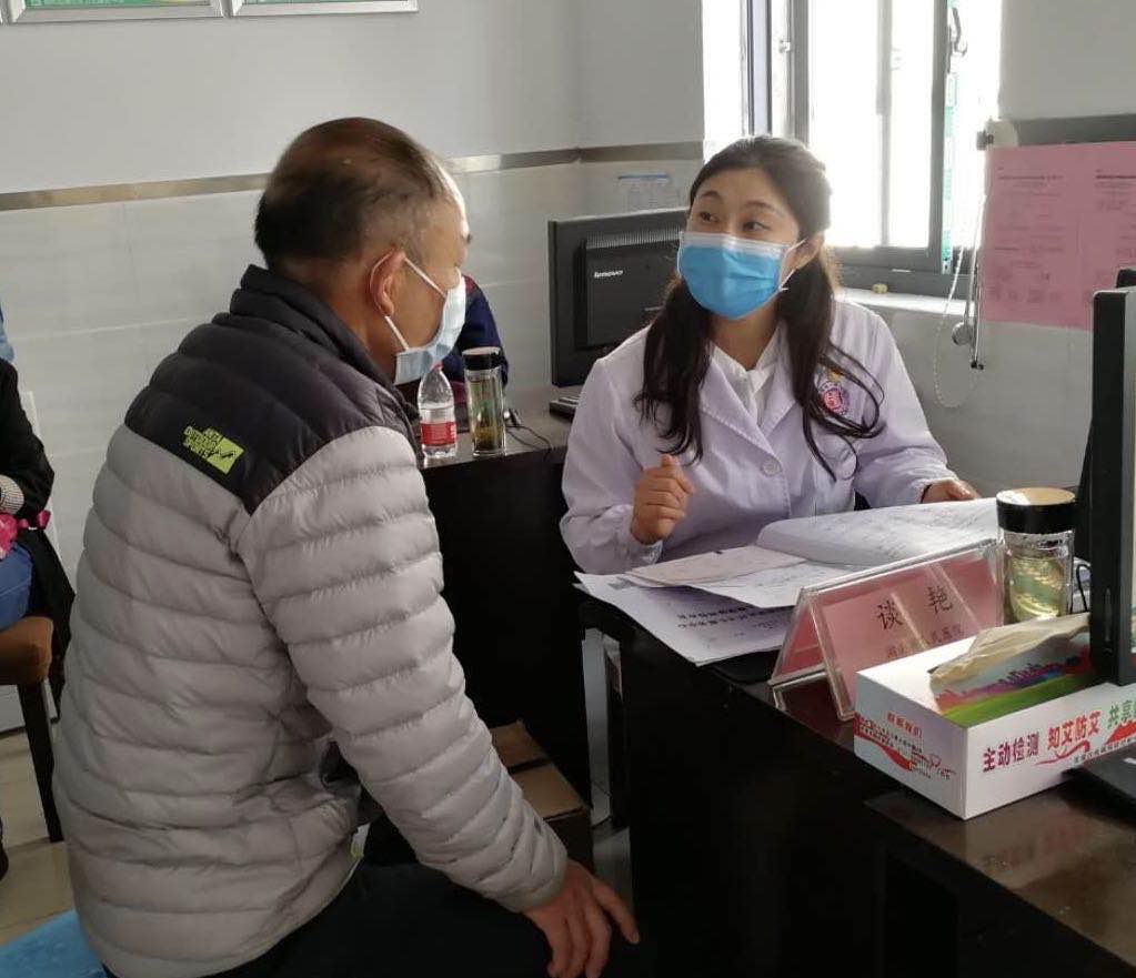 健康保健专家谈艳为居民看诊