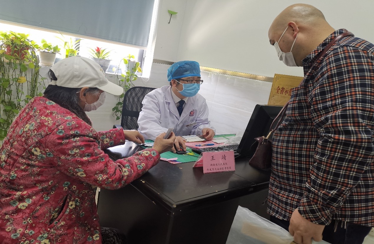 骨关节与运动医学专家王靖为居民看诊