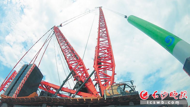 三一履带起重机吊起3.8mw的风机机舱，并将其稳稳安装在162米高的塔筒上。长沙晚报 通讯员 黄艳 摄