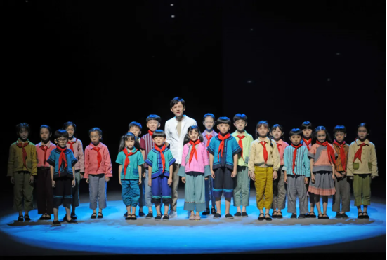 演员何炅与小朋友们的剧照。李健摄。