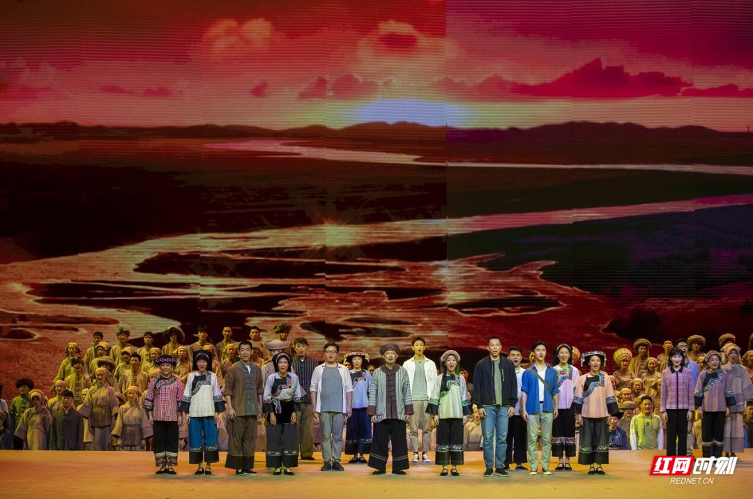 ▲《大地颂歌》以序言 6个故事 尾声的结构展现，全面反映湖南精准扶贫历程和伟大实践。