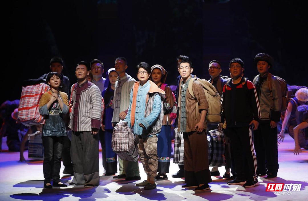 ▲贫穷使十八洞村的青壮年，不得不走向大山外面，留下老幼。