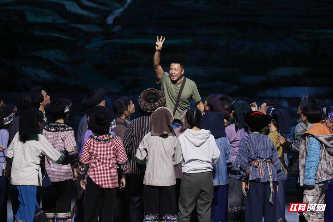 ▲谷智鑫（中）饰演的龙队长的原型就是十八洞村的第一任扶贫队长龙秀林。