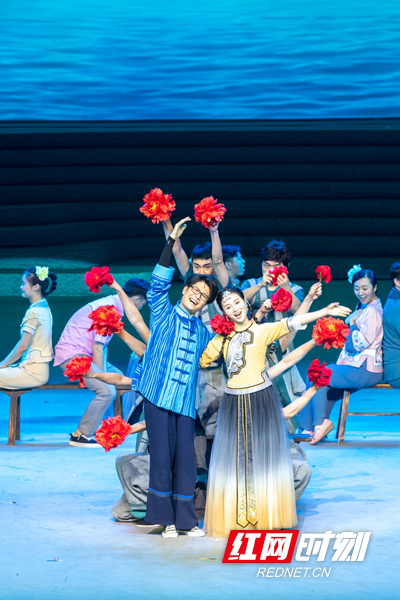 ▲一场相亲大会展现了老百姓脱贫又脱单的幸福感。