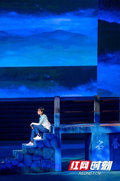 ▲ 扶贫战士王新法的女儿王婷（万茜饰）回忆父亲扶贫的点点滴滴。