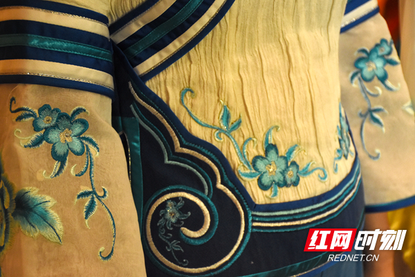 ▲服装设计以湖南湘西当地的传统服饰为基础，并融入艺术手法。服饰上的蝴蝶、花朵等点缀品均有讲究。