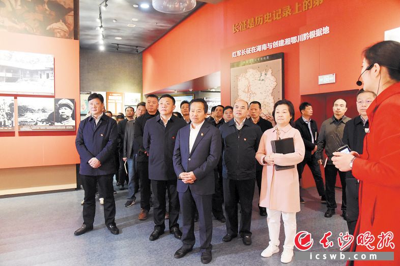 3月20日,长沙高新区党工委理论学习中心组全体成员在湖南党史陈列馆重温党的历史。 李立婷 摄 3月20日,长沙高新区党工委理论学习中心组全体成员在湖南党史陈列馆重温党的历史。 李立婷 摄