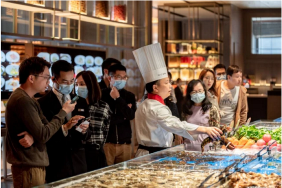 徐记海鲜深圳车公庙店前人气爆棚。