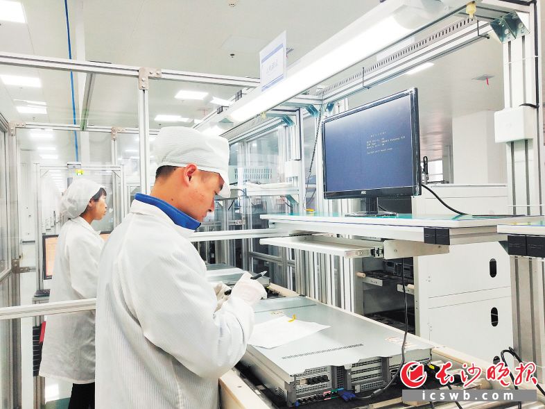 岳麓高新区,湘江鲲鹏项目车间工人忙生产。 李想 摄 岳麓高新区,湘江鲲鹏项目车间工人忙生产。 李想 摄