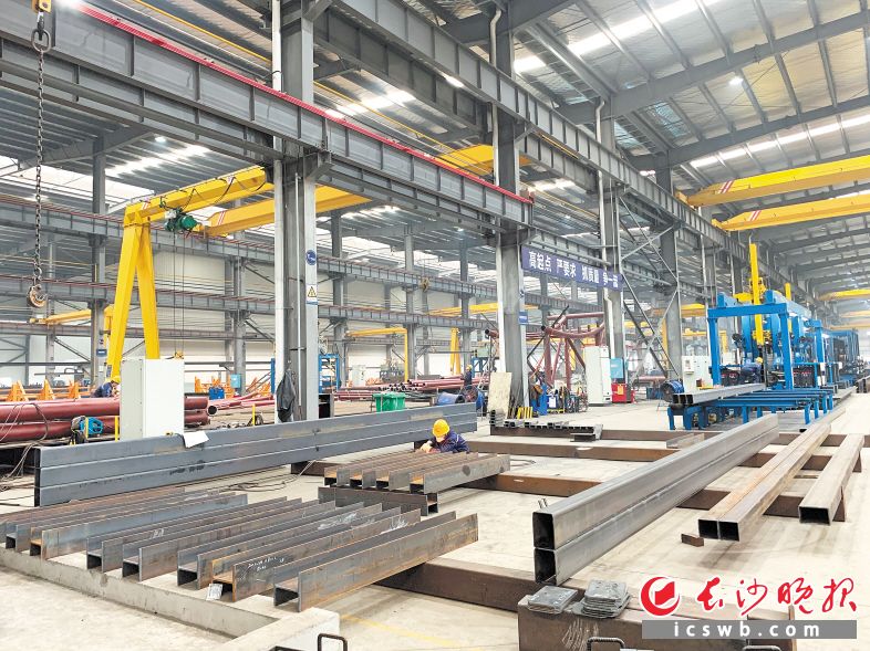 中天杭萧钢构装配式建筑基地内,机器和工人紧密协作。长沙晚报全媒体记者 洪虹 摄 中天杭萧钢构装配式建筑基地内,机器和工人紧密协作。长沙晚报全媒体记者 洪虹 摄