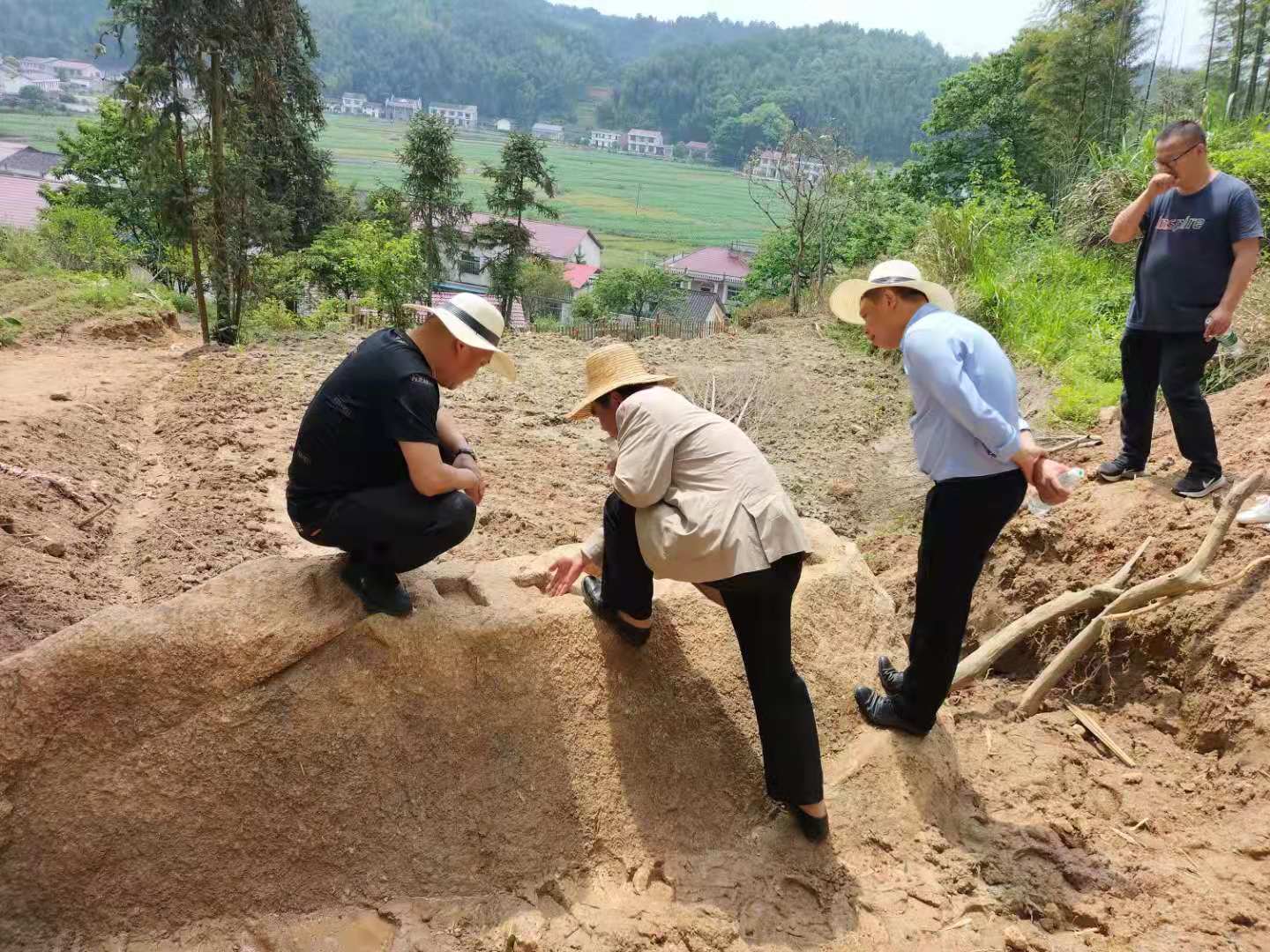 5月7日，长沙市文物专家赶往现场勘查。受访者供图
