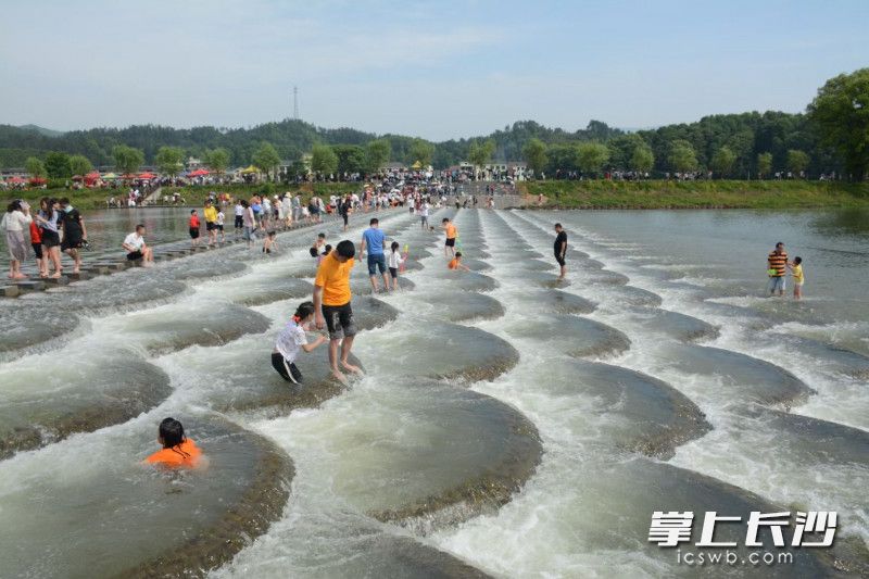 五一期间，众多游客来网红坝打卡。长沙晚报通讯员 刘婷远 摄