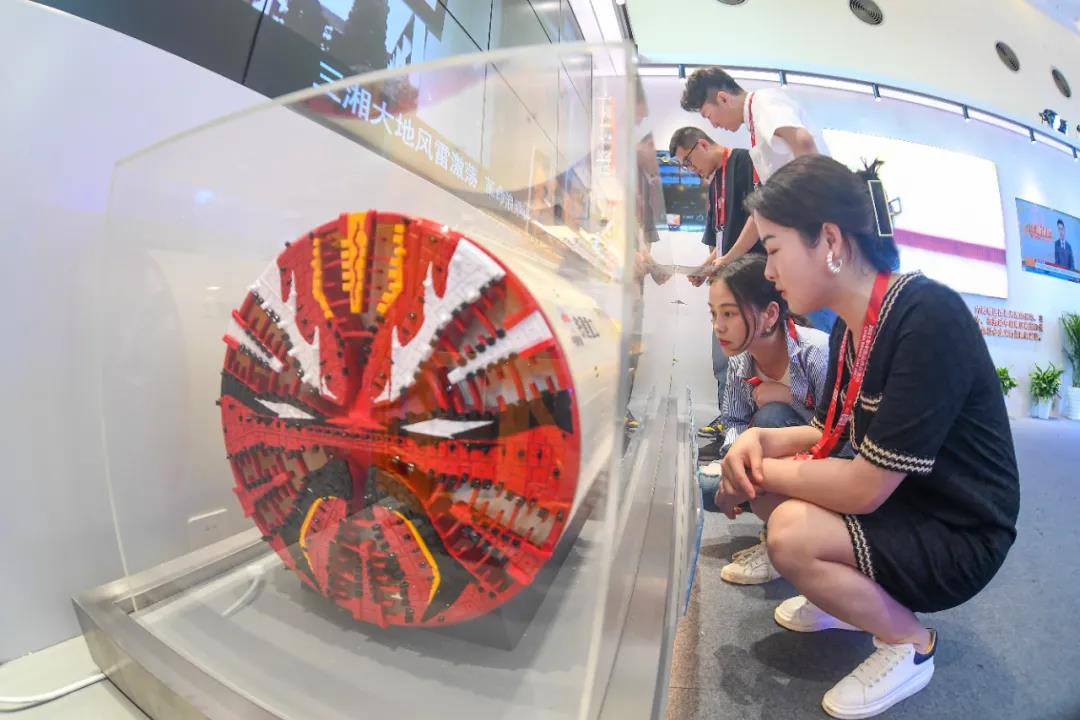 湖南馆里的镇馆之宝，国产最大直径盾构机“京华号”的模型展品吸引眼球。
