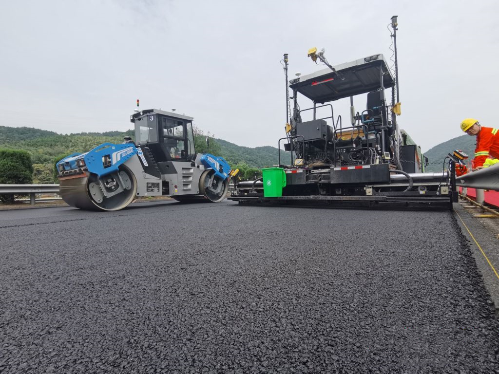 三一无人驾驶摊铺机、压路机施工效果完美。