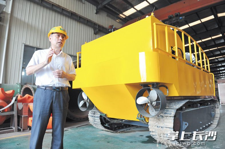 耐普泵业研发的两栖大流量应急抢险泵车，已成为抗洪排涝的有力帮手。　