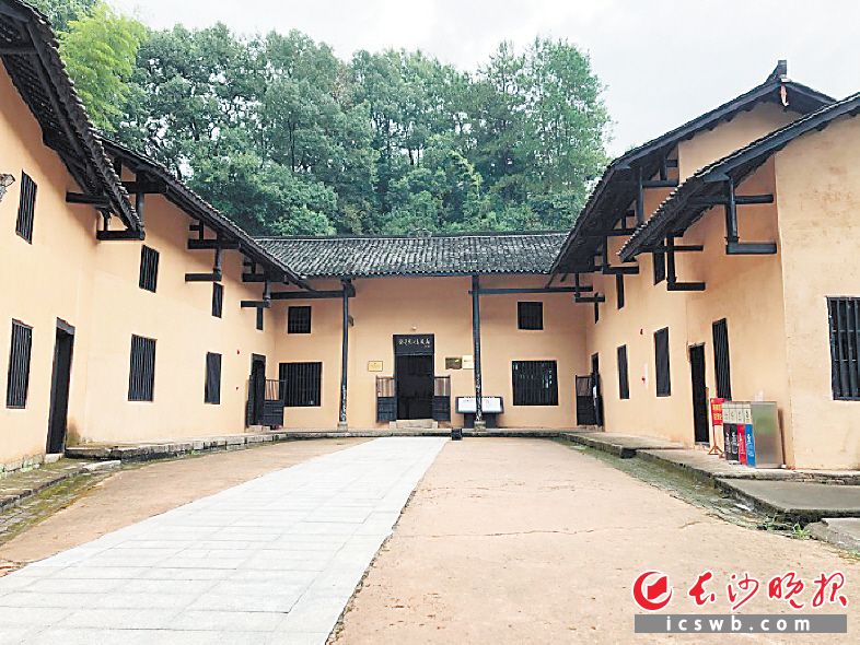 屋小入山深”的谢觉哉同志故居，从这里走出了我国人民司法制度的奠基人，一位甘做“焦官”的无产阶级革命家。 中共宁乡市委党史研究室供图