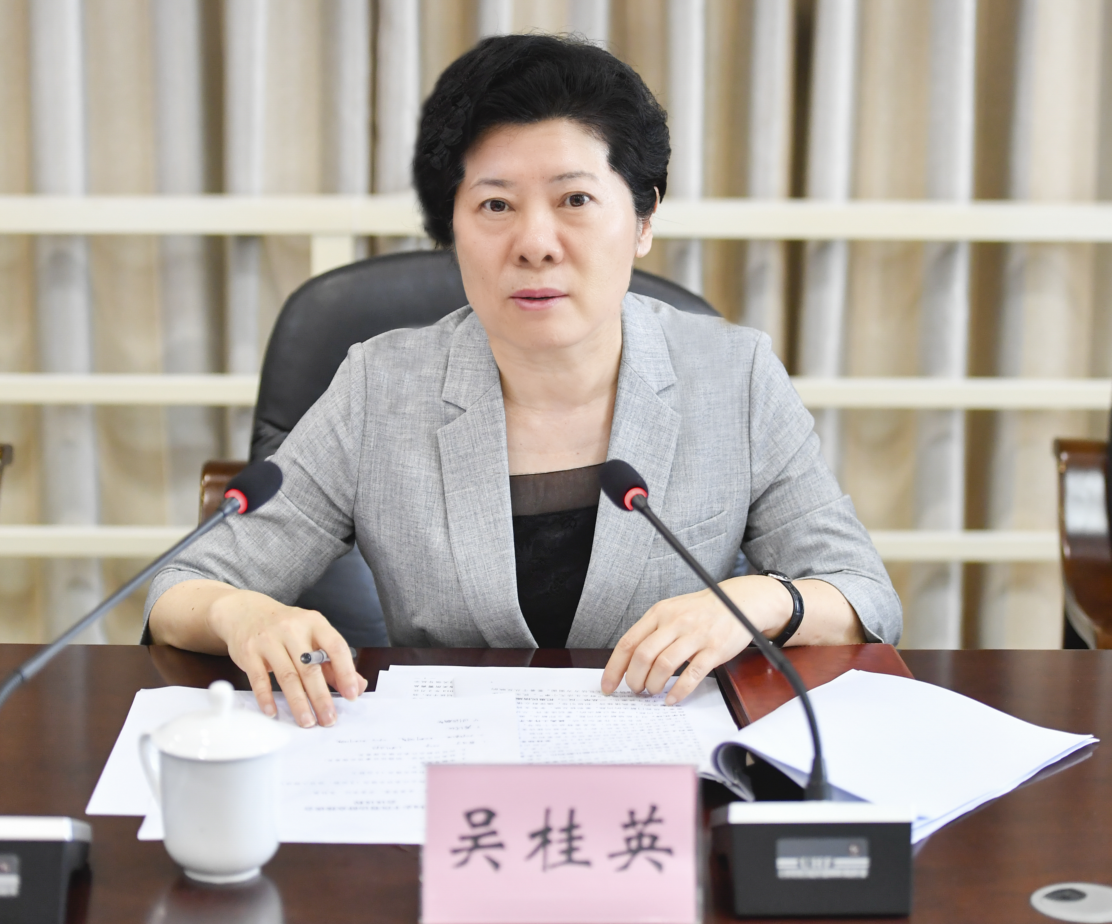 吴桂英主持召开现场办公会。余劭劼 摄