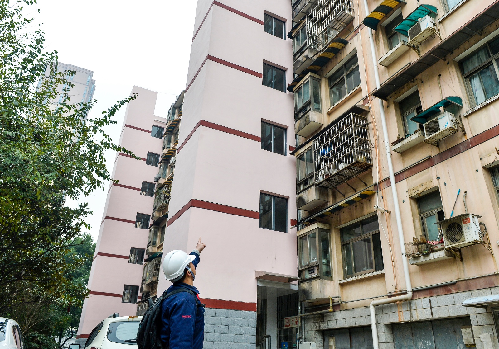 加装电梯后极大的方便了居民的出行。