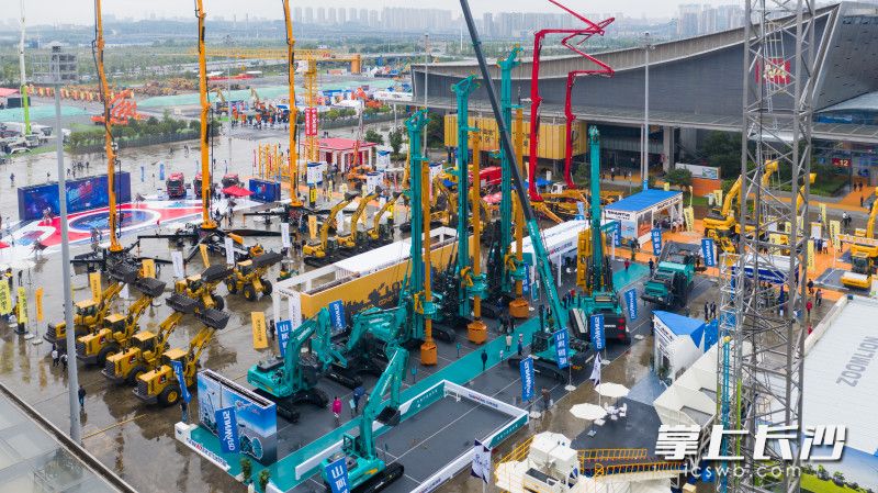 山河智能展台。 山河智能展台。