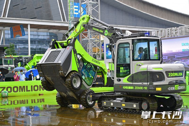 本次展会的重磅活动——“巅峰同场、超乎想象”长沙国际工程机械表演展上,中联重科的明星机手在表演。 本次展会的重磅活动——“巅峰同场、超乎想象”长沙国际工程机械表演展上,中联重科的明星机手在表演。