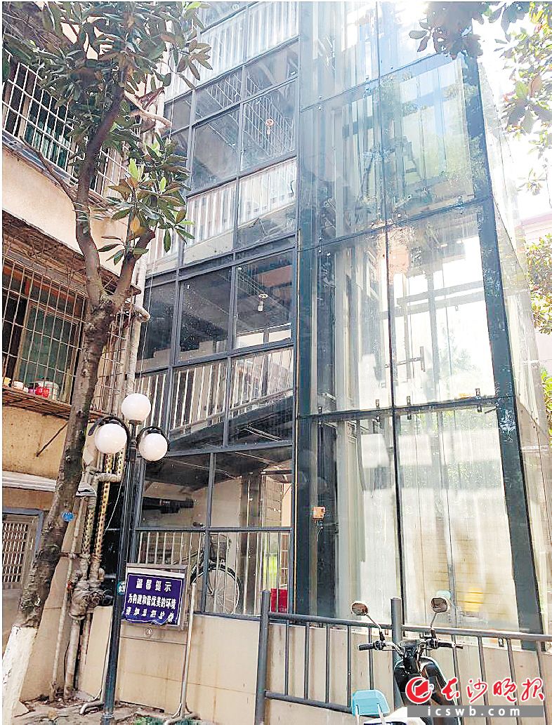 这台电梯早已建好,居民期盼尽快交付。长沙晚报全媒体记者 邓艳红 摄 这台电梯早已建好,居民期盼尽快交付。长沙晚报全媒体记者 邓艳红 摄