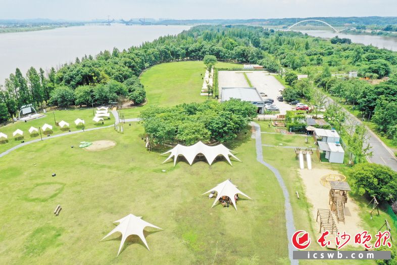 湘江集团为丰富市民休闲体验，引入社会资本打造的‘欢乐巴溪洲·小狐狸营地’项目，于2022年8月对外运营。