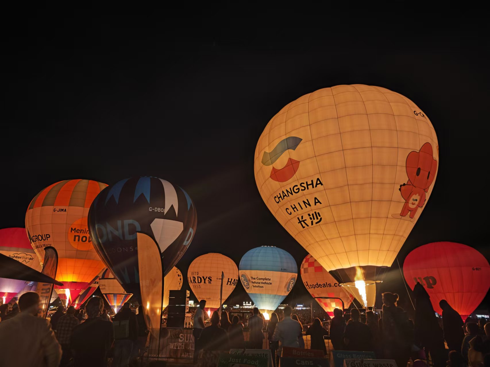 夜色下首个来自中国大陆城市长沙的热气球十分亮眼。