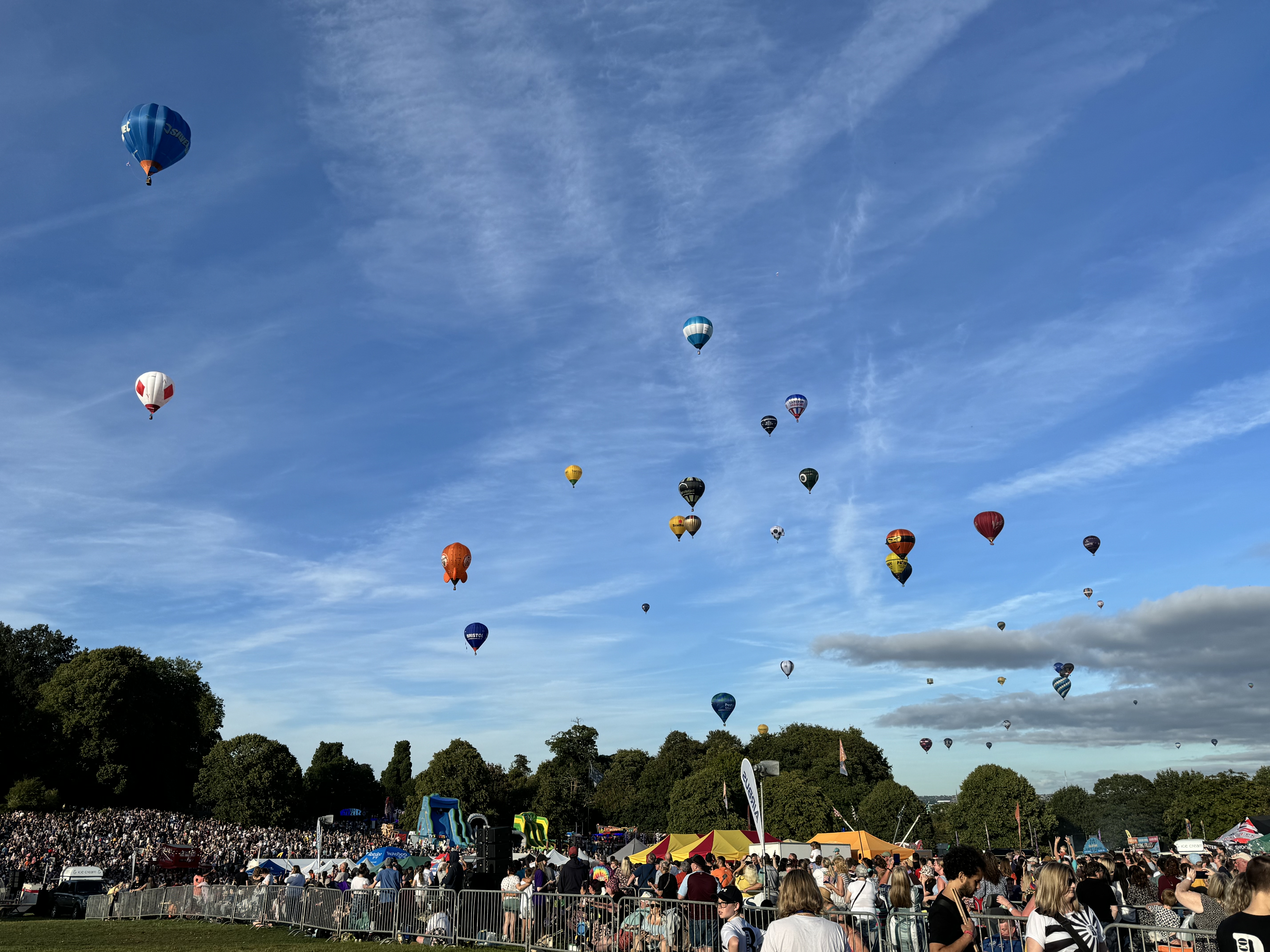 欧洲最大热气球节天空一景。