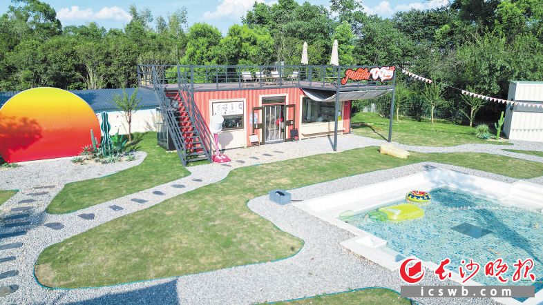 mint11薄荷音乐农场位于湘江新区莲花镇，往里走，橘色落日景观牌旁的薄荷咖啡馆香气氤氲。