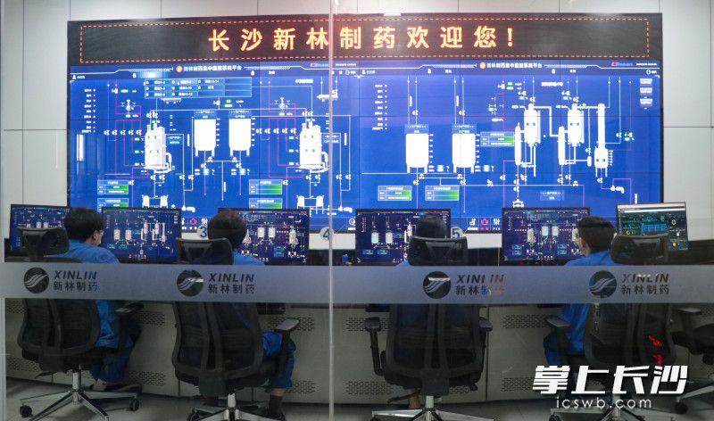 新林制药的中控室内，技术人员根据系统提示进行各项操作的确认。长沙晚报全媒体记者 何文瑞 摄