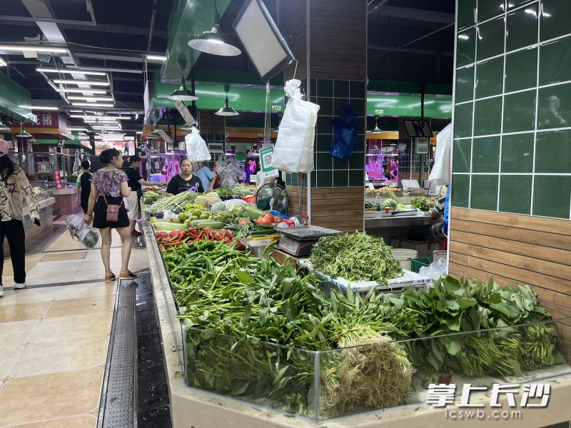 走进赤新农贸市场，只见市场内过道宽敞明亮、区域划分清晰、菜品摆放有序。 均为 长沙晚报全媒体记者 周游 通讯员 陈静 摄影报道