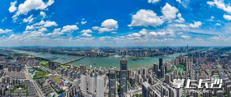 蓝天、白云、碧水为美丽长沙添彩。长沙晚报全媒体记者 黄启晴 邹麟 摄