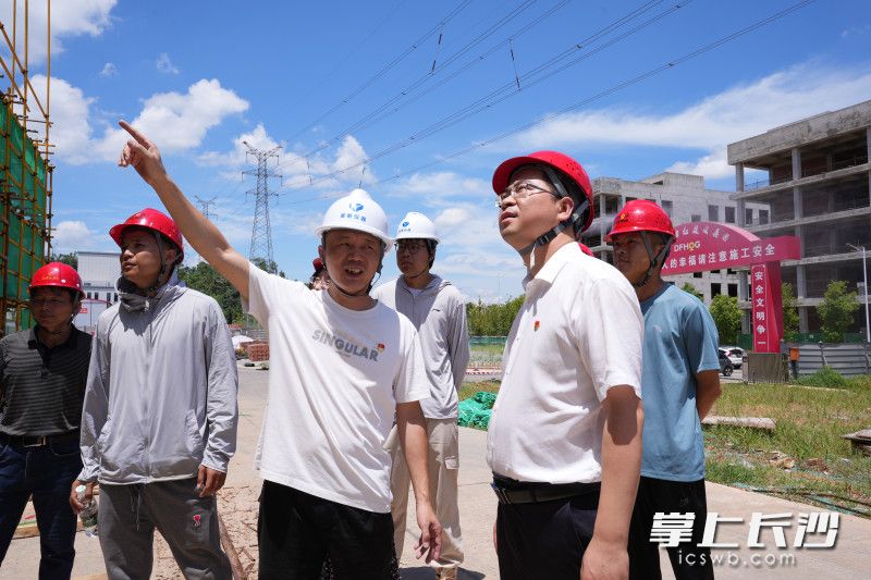 刘虎（右二）考察英泰仪器工地现场建设情况。长沙晚报全媒体记者 王珊琪 摄