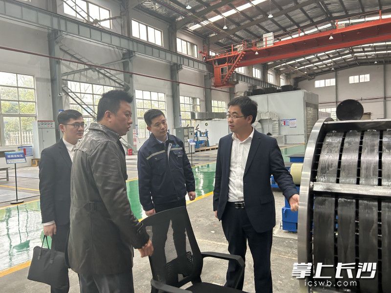 刘虎（右一）考察上市公司优普森电气。受访者供图