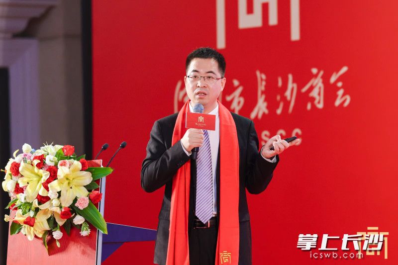 刘虎在深圳长沙商会年会上进行招商推介。受访者供图