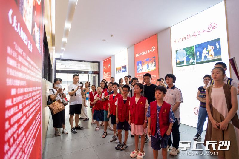 长沙各级新时代好少年和长沙晚报校园记者探访长沙市湘剧保护传承中心。